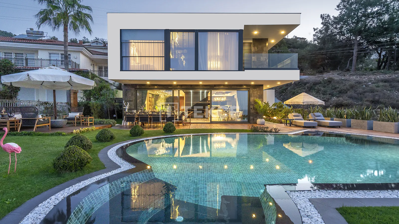Alanya'da Şehir ve Deniz Manzaralı Müstakil Villa