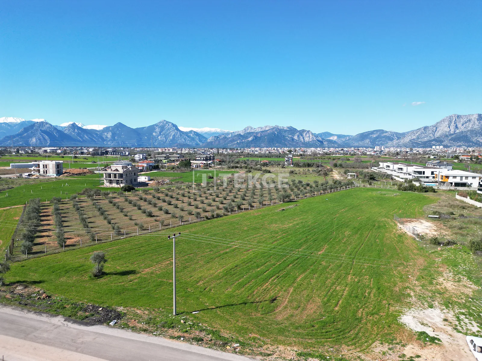 2.885 m² Terreno Commerciale Zonizzato Vicino alla Strada Principale ad Antalya