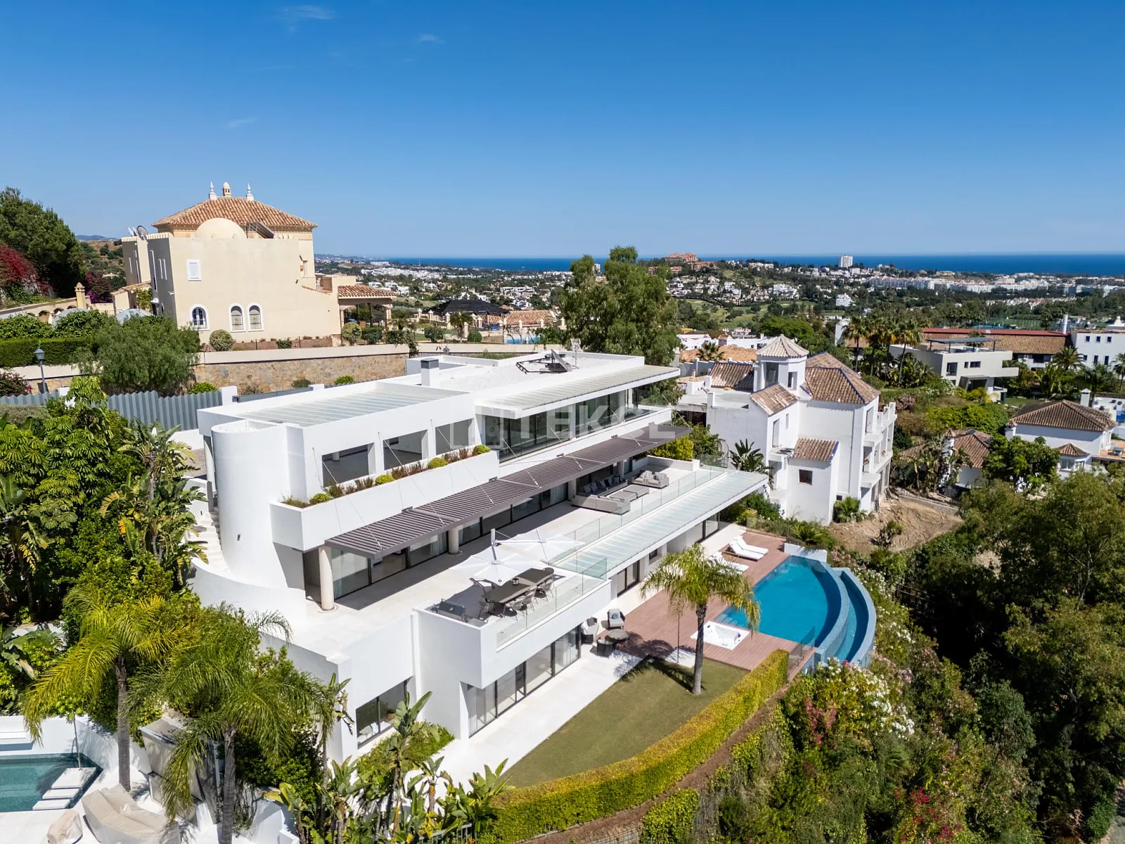 Villa com Vistas de Golfe e Mediterrâneo Perto da Marina em Benahavis