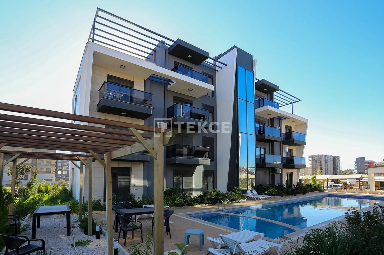 Ganzes Gebäude mit möblierten Apartments in Antalya