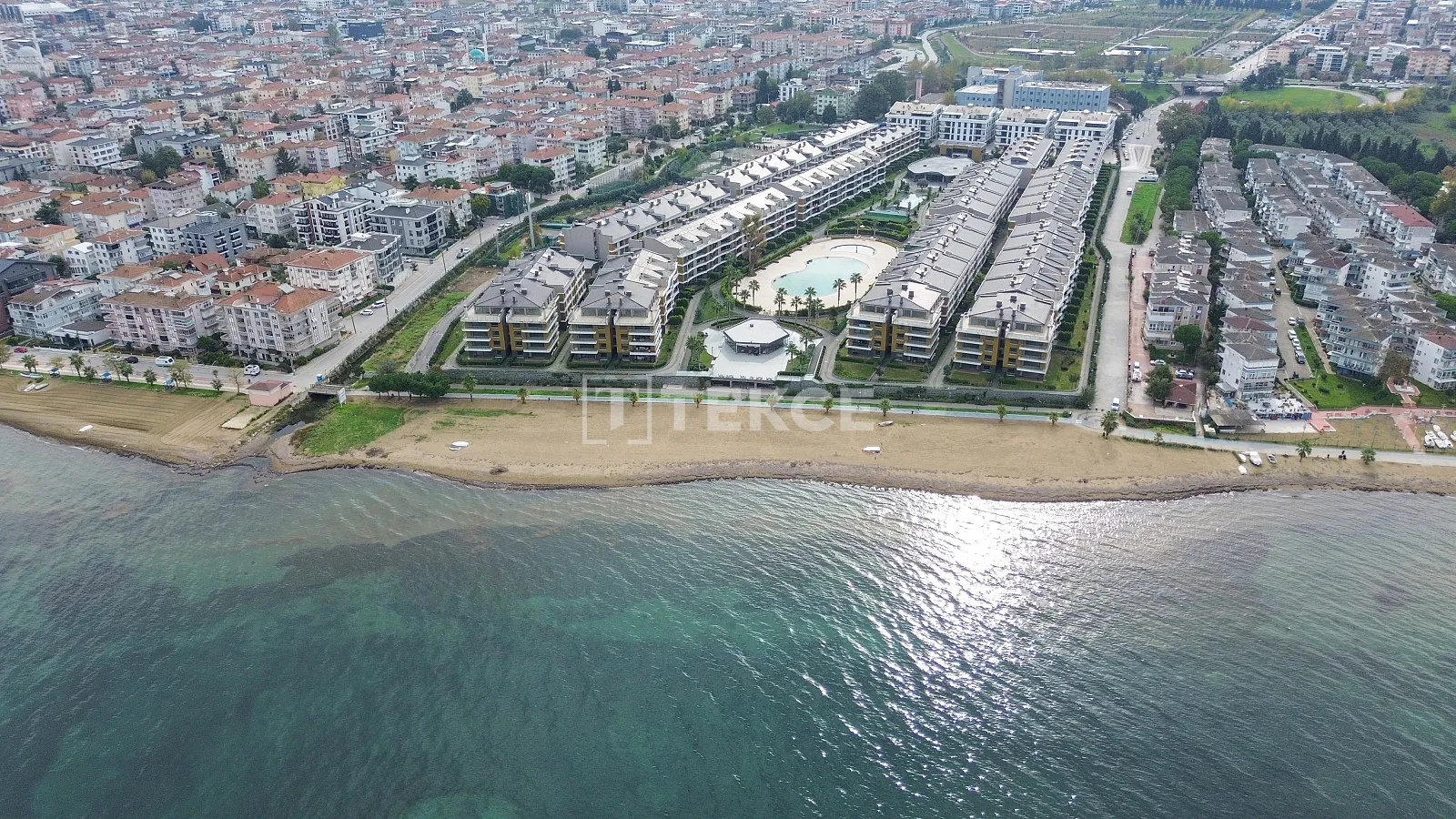Yalova Apartments in a Seafront Complex with Rich Amenities