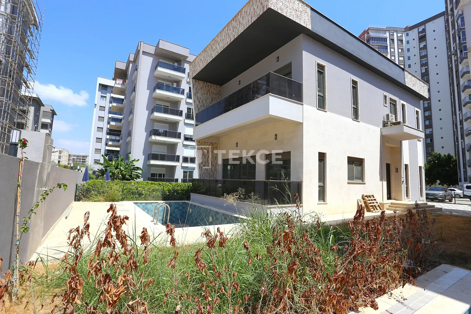 Altıntaş'ta Elit Komplekste Satılık Müstakil Villa