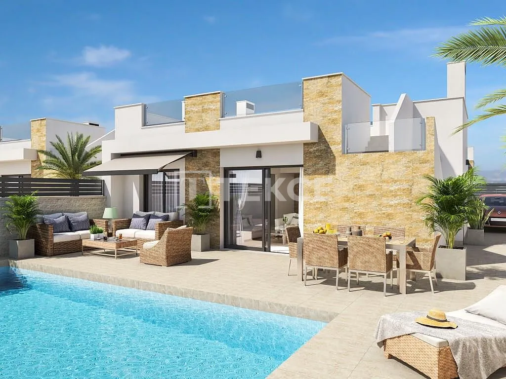 Freistehende Villen mit privaten Pools in La Marina Alicante