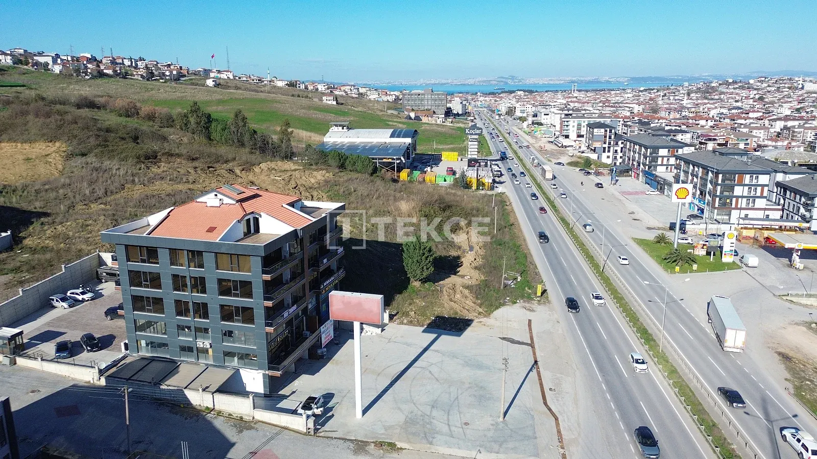 Büros und Geschäfte mit Straßenfront in zentraler Lage in Yalova
