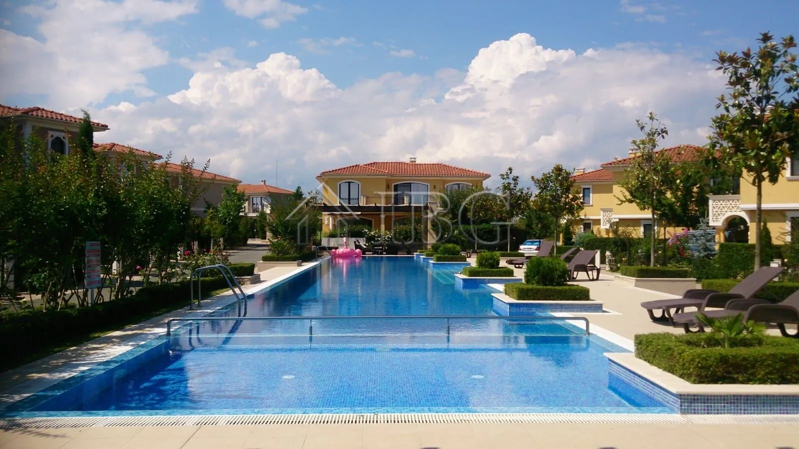 Casa Amueblada de 2 Dormitorios con Oficina y Jardín Privado | Victoria Royal Garden, Cerca de Burgas