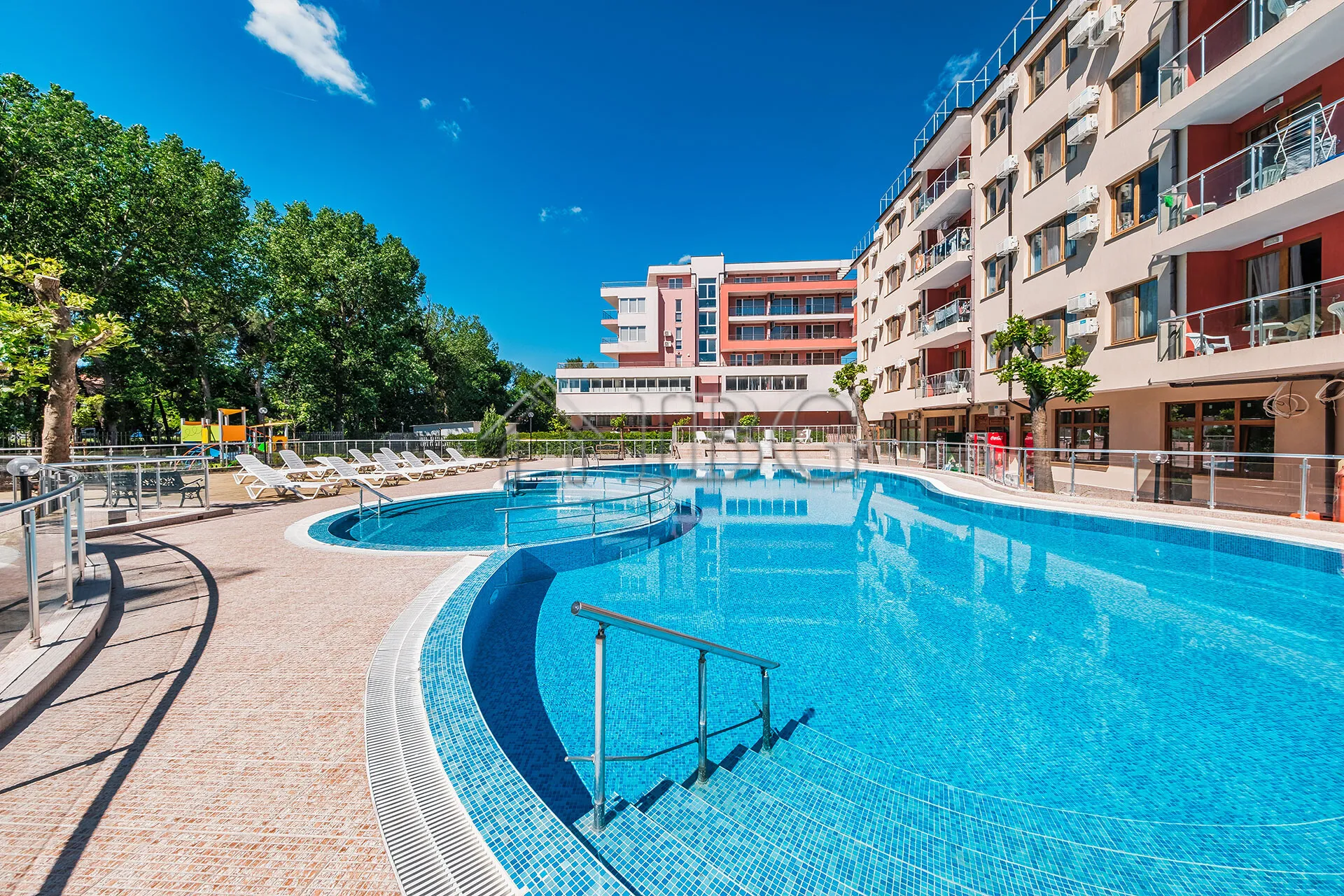 Estudio Amueblado con Vista a la Piscina en Nessebar Fort Residence, Sunny Beach