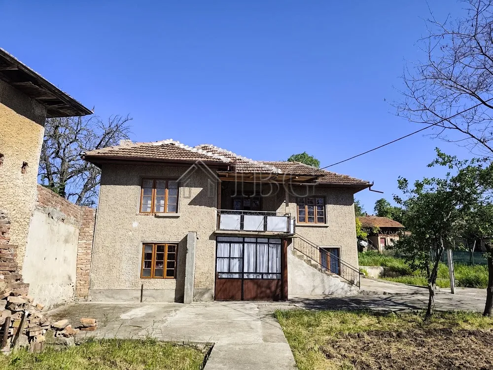 Maison Rénovée avec Grand Jardin, Puits et Grange Près de Polski Trambesh