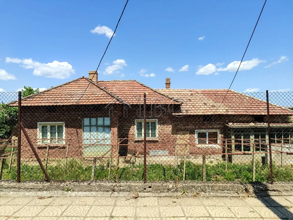 Solide Maison en Brique avec Grand Jardin de 2 100 m² près de Polski Trambesh