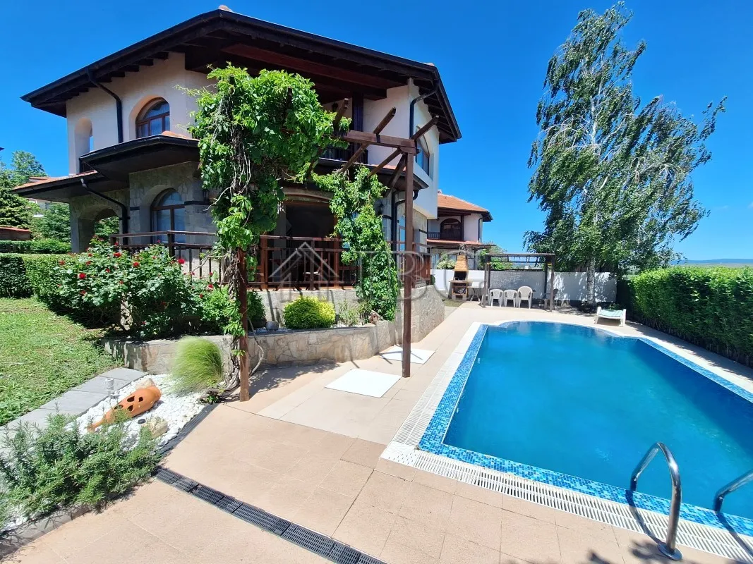 Casa Independiente con Piscina Privada y Vista al Mar | The Vineyards Resort, Aheloy
