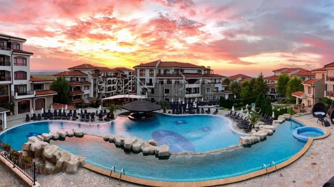 Espacioso Apartamento de 2 Dormitorios con Vista a la Piscina | The Vineyards Resort, Aheloy