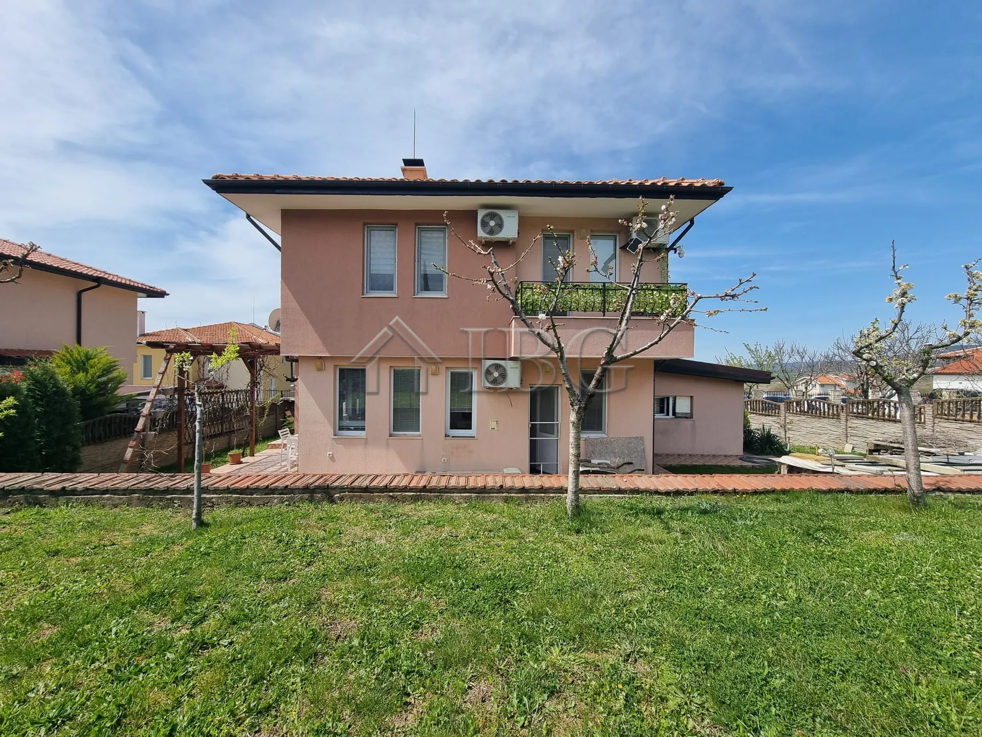 Amplia Casa de 4 Dormitorios con Jardín | Kosharitsa