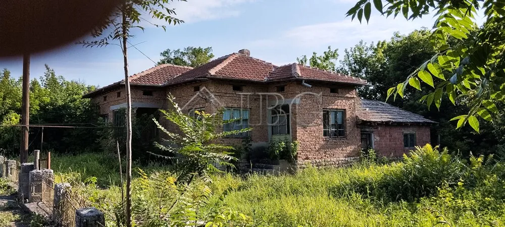 Casa Solida con Tetto ristrutturato e Giardino di 1.450 mq in un villaggio tranquillo