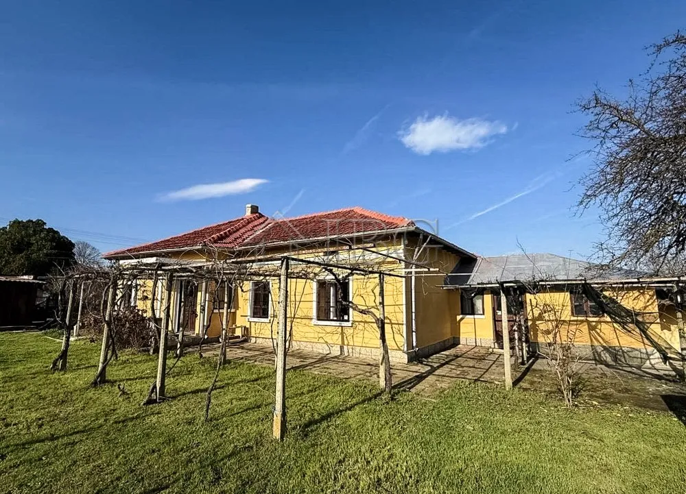 Spaziosa Casa Parzialmente Ristrutturata con Annessi vicino al Mare e a General Toshevo