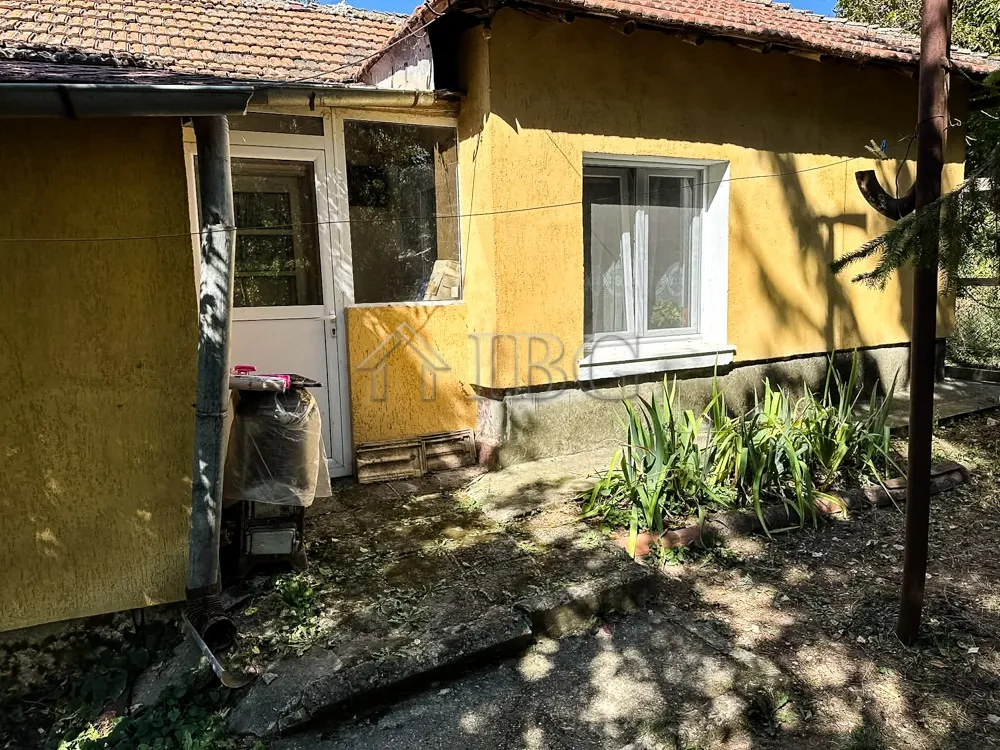 Renoviertes Einfamilienhaus mit 2.000 m² Garten, Nebengebäuden und Garage – Einzugsfertig