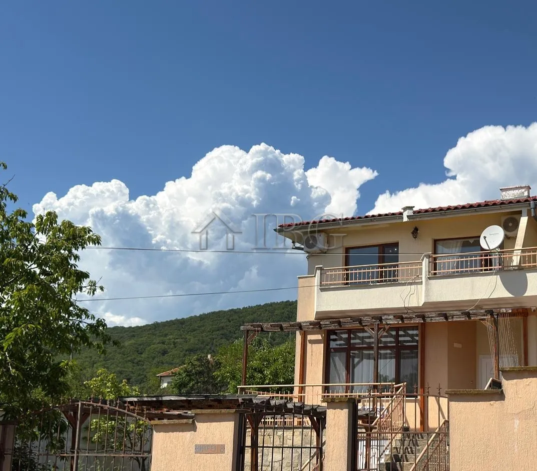 Spacieuse Maison de Deux Étages au Centre de Kosharitsa – à 6 km de la Mer