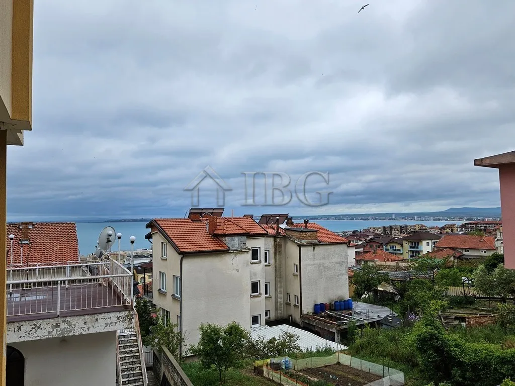 Sveti Vlas'ta Panoramik Deniz Manzaralı Geniş 4 Katlı Ev