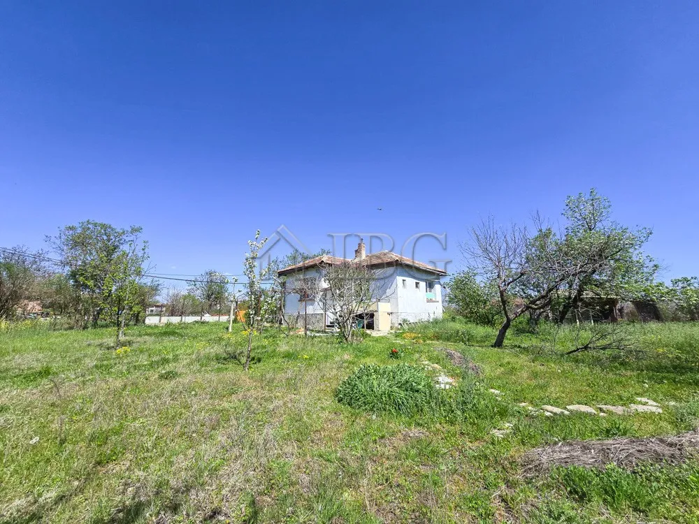 Casa Renovada com Grande Terreno — Aldeia de Asparuhovo, 39 km de Burgas