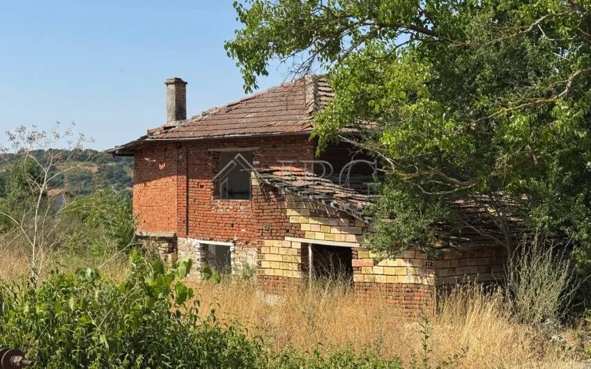 Casa de Dois Pisos com Lote Grande na Aldeia de Zagortsi, Região de Burgas