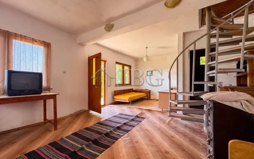 Casa de Tres Pisos con Terreno en el Pueblo de Kitka, Región de Burgas