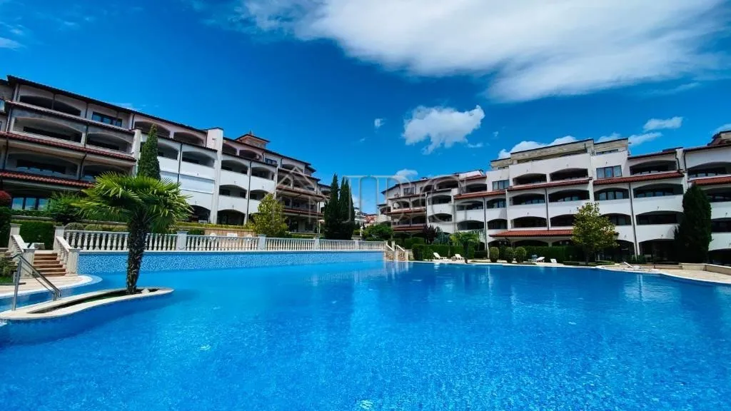 Espaçoso Apartamento de 3 Quartos com 3 Casas de Banho e dois pátios com jardins | CASA REAL, Sveti Vlas