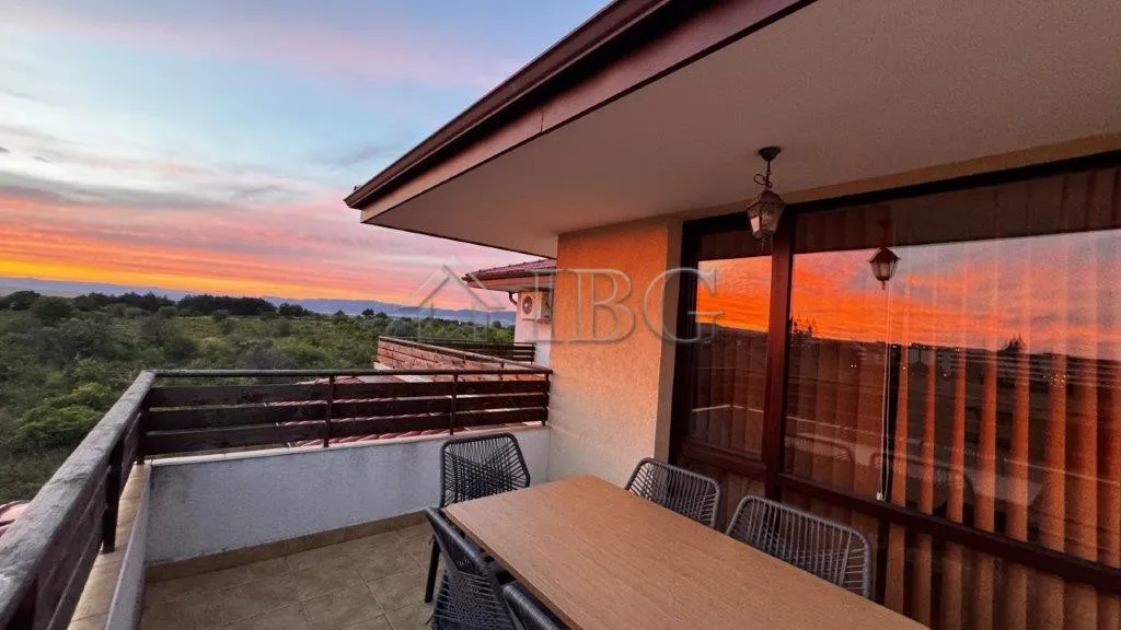 Apartamento Renovado de 2 Quartos com 2 Varandas | Viyana, Nessebar