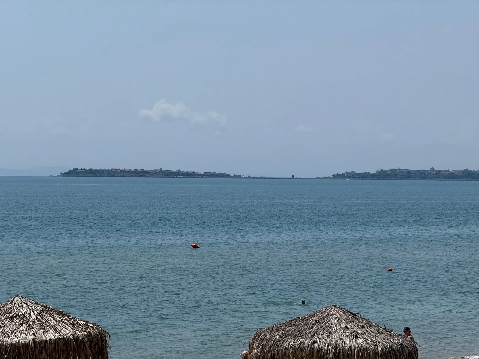 ¡Salida directa a la playa! Excepcional Apartamento de 2 Niveles con vista frontal al mar y terraza, Garden of Eden, Sveti Vlas