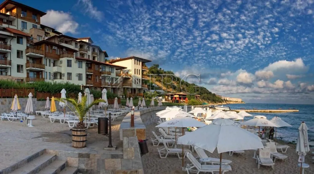 ¡A Pocos Pasos de la Playa! Apartamento de 2 Niveles con Vista Frontal al Mar, Garden of Eden, Sveti Vlas