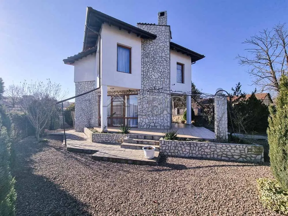 Maison de Deux Étages à Vendre dans le Village de Bata, Bourgas