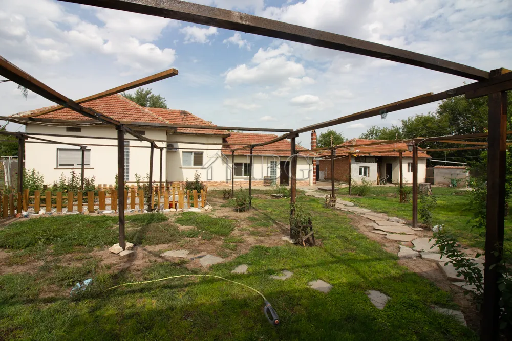 Charmante maison de 2 chambres et 2 salles de bain avec grand jardin près de Polski Trambesh