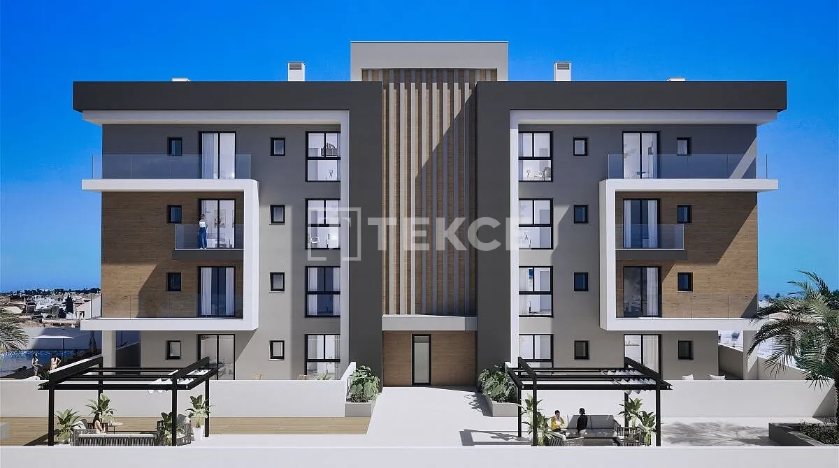 Eleganti Appartamenti con 3 Camere e Piscina sul Tetto a Los Alcázares
