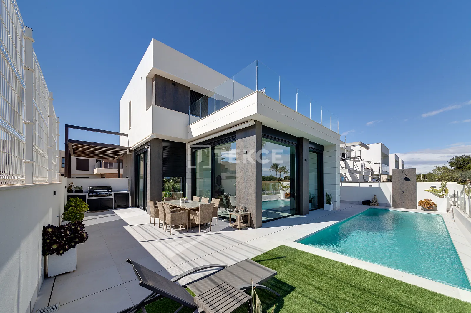 Pilar de la Horadada'da Bir Golf Kompleksinde Müstakil Modern Villalar