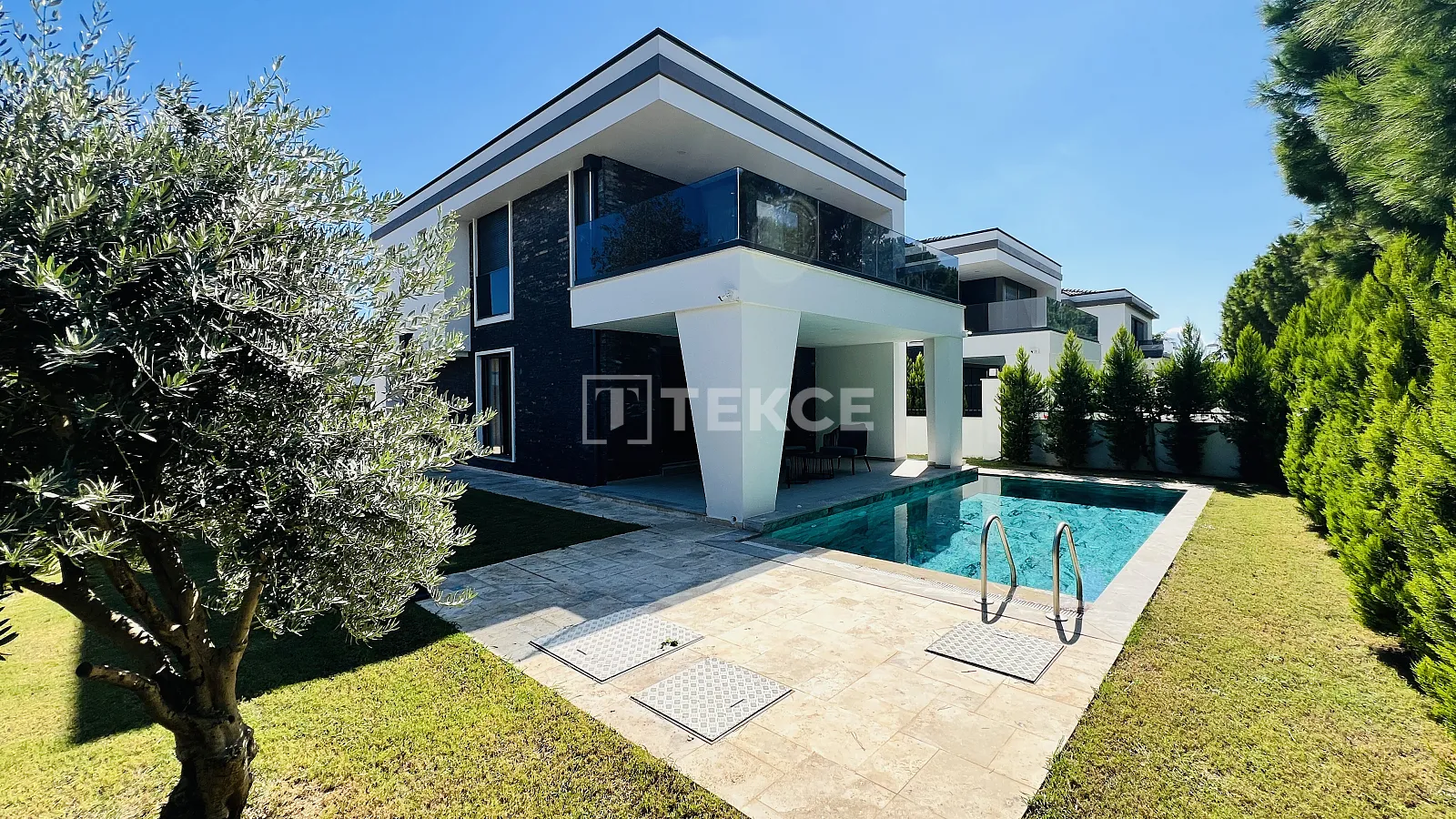 Kemer Antalya'da Denize Yakın Yeni İnşa Detaylı Villa
