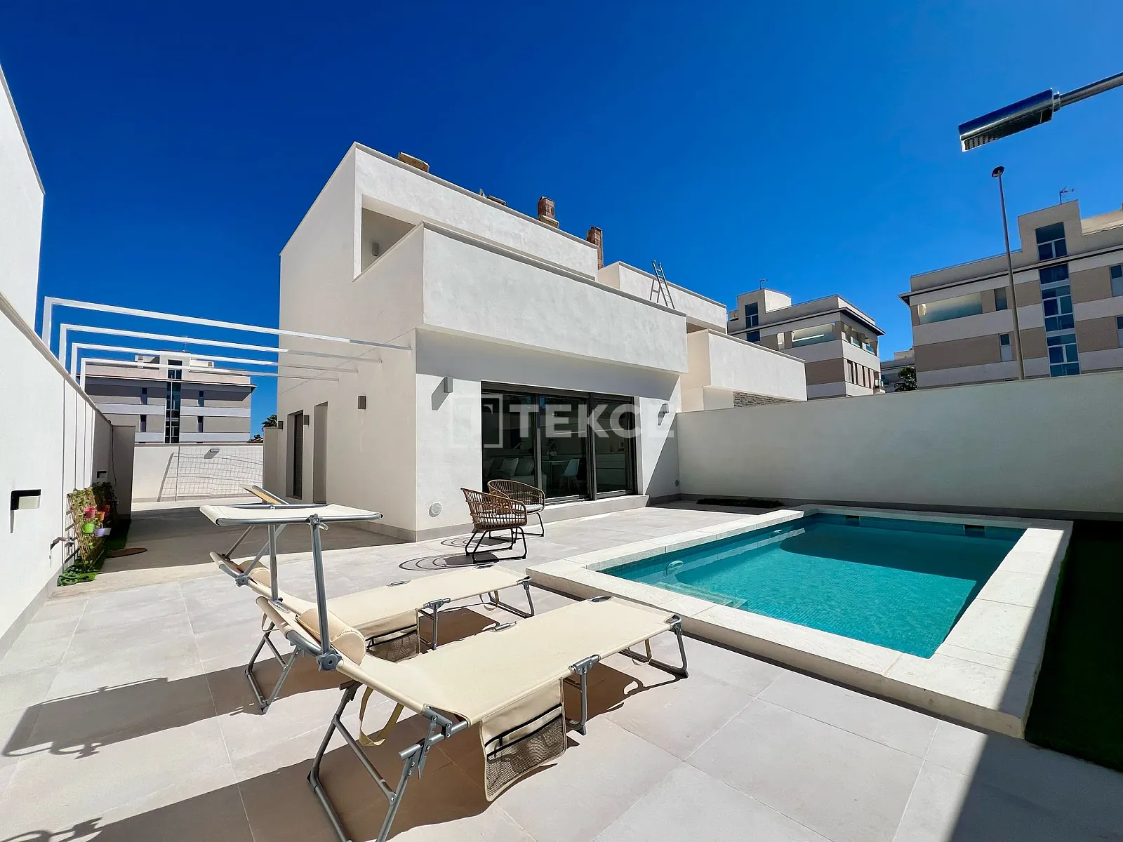 Moderna Villa Independente com Piscina e Jardim em Alicante