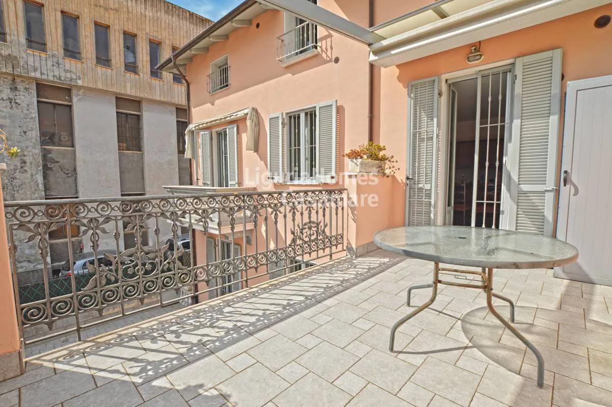 Bordighera, two-bedroom apartment for sale with spacious terrace, in an elegant villa in a prime central location.