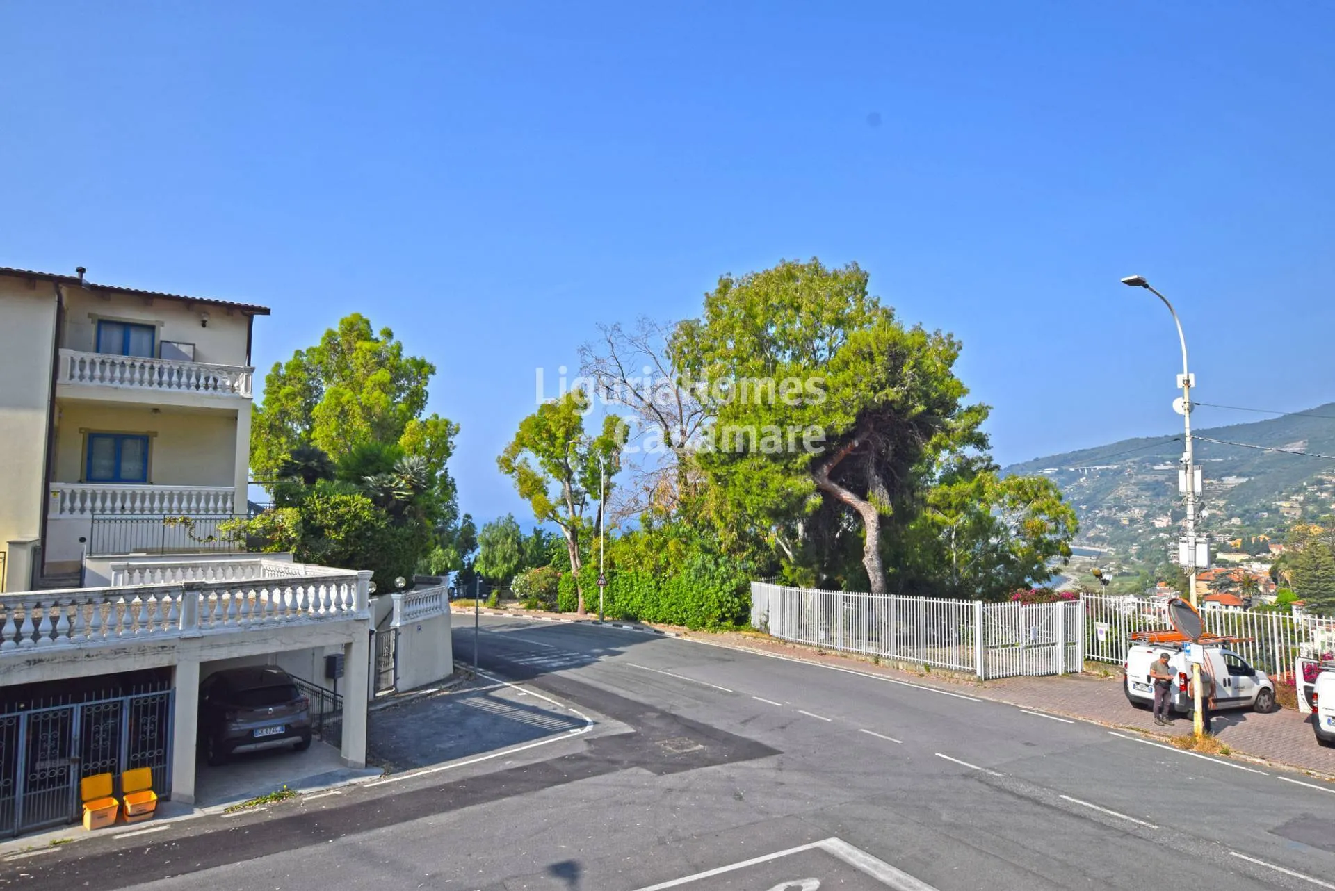 In un piccolo condominio senza spese, spazioso bilocale in vendita a Ospedaletti, completamente ristrutturato con incantevole vista panoramica.