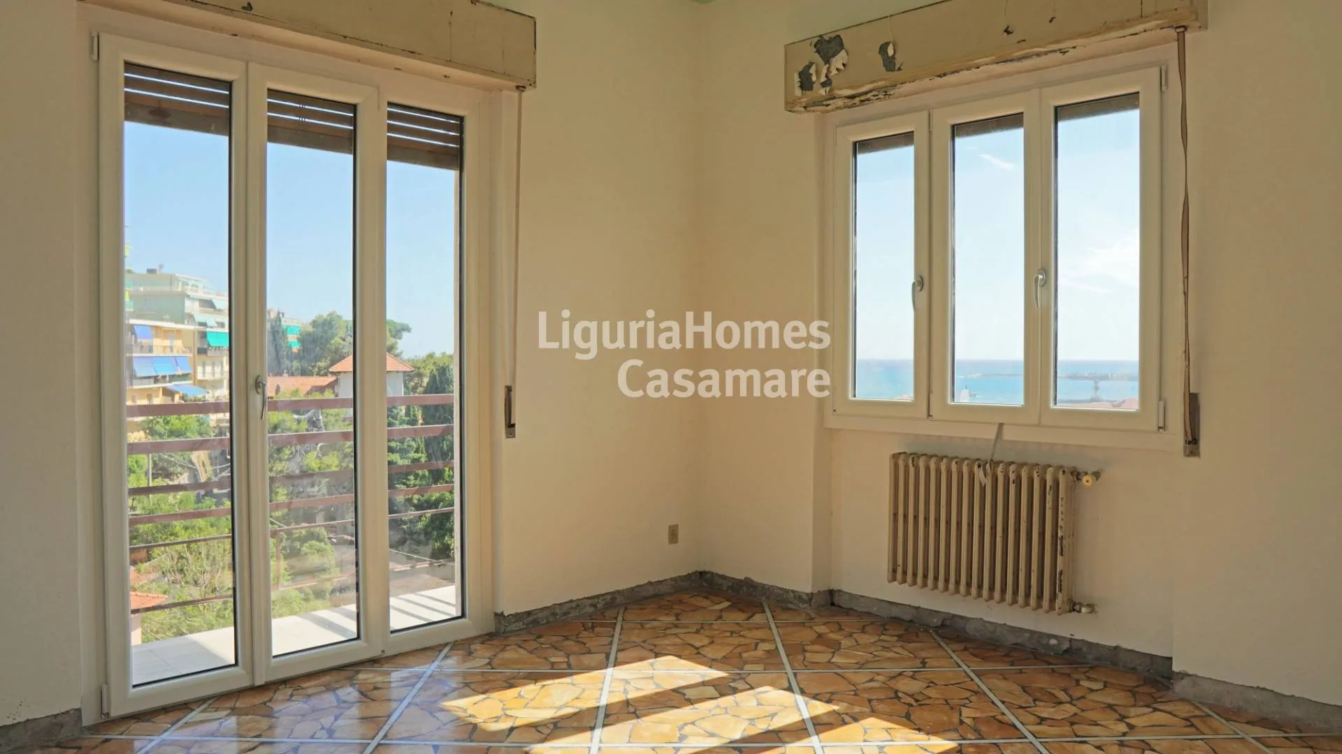 Apartamento en venta en el centro de Imperia con garaje, bodega y espectacular vista al mar.