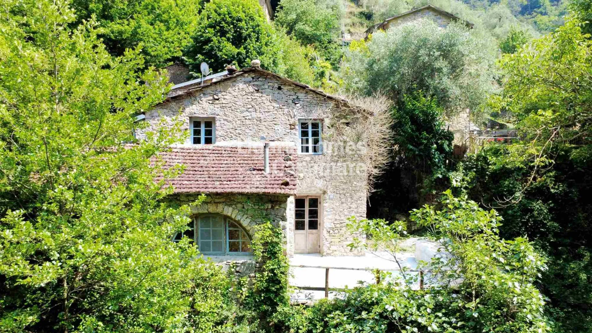 Charmant moulin à huile à rénover à Montalto.
