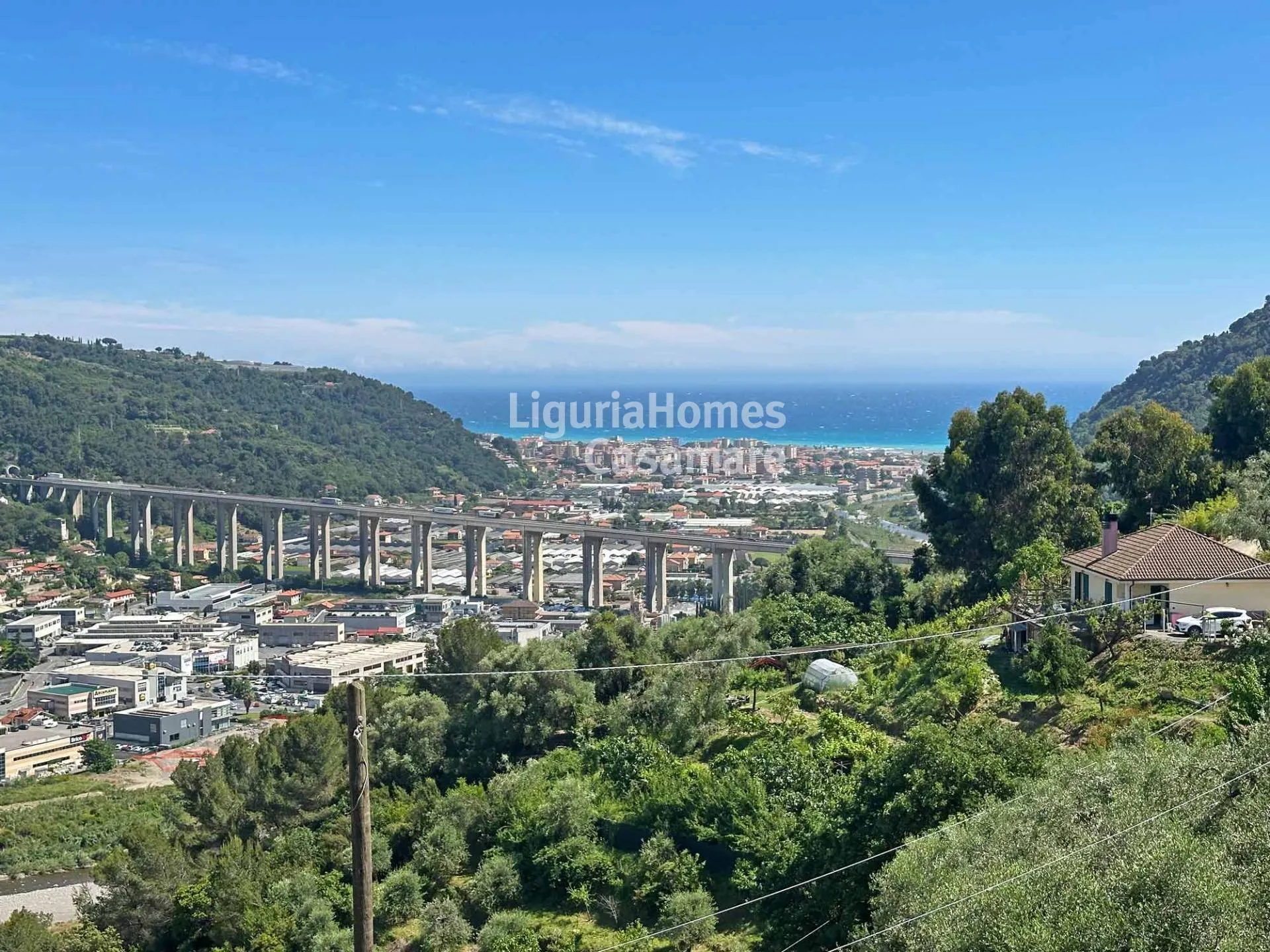 Moradia ampla à venda em Camporosso com vista mar, terreno generoso e duas unidades residenciais.