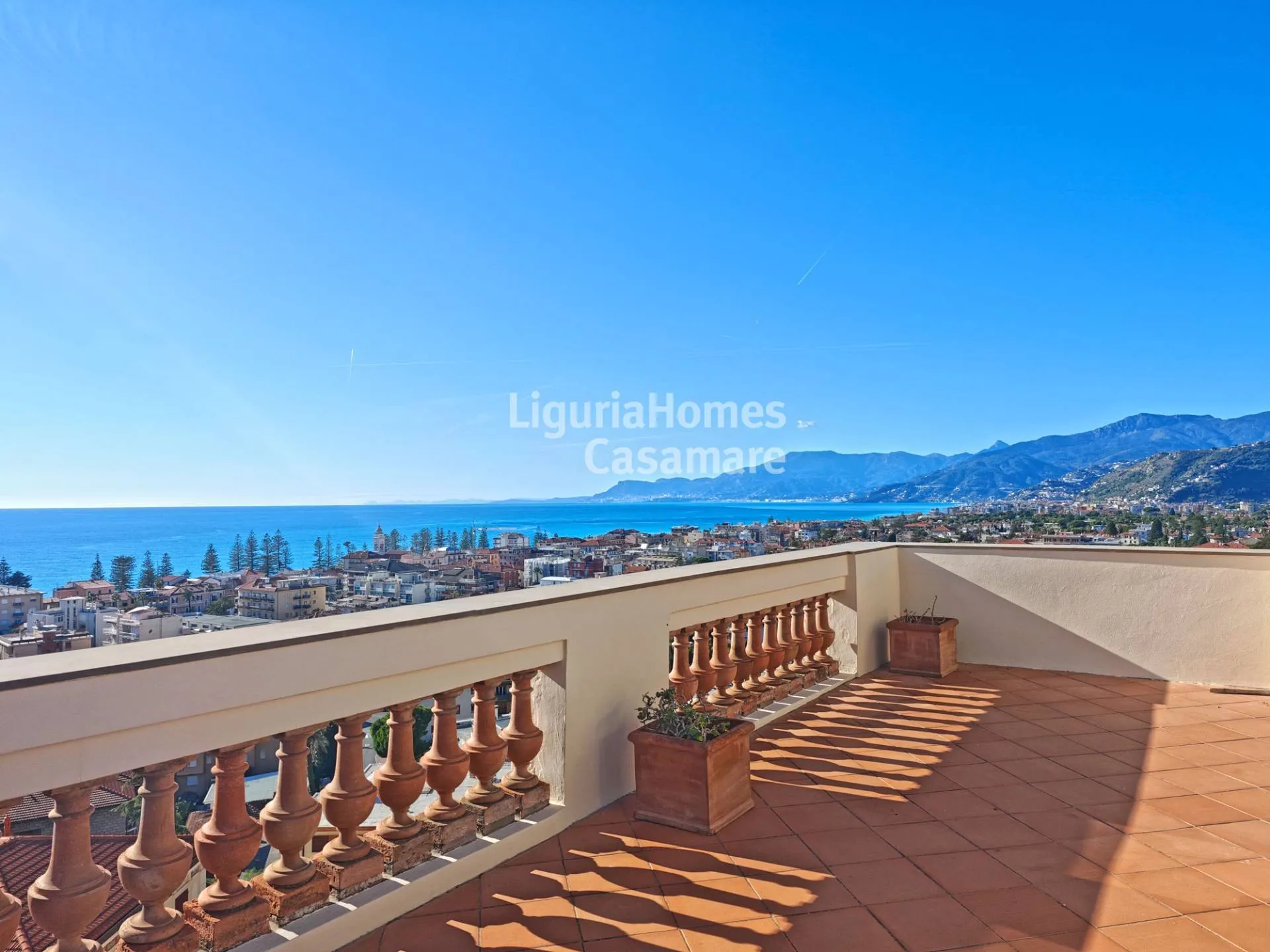 Bordighera Alta prestigious penthouse for sale with panoramic terrace and sea view.