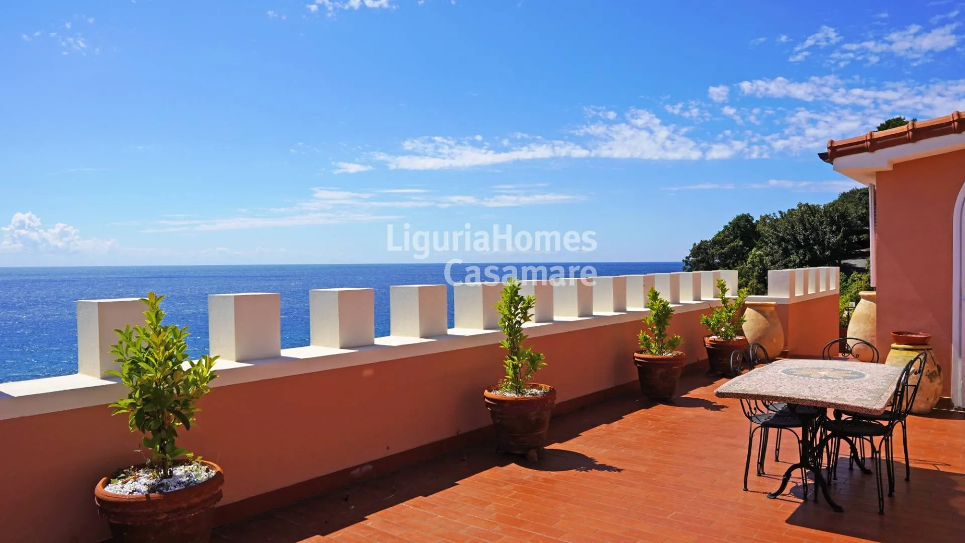 Prestigioso Appartamento con enorme terrazzo e splendida vista mare in vendita a Imperia.