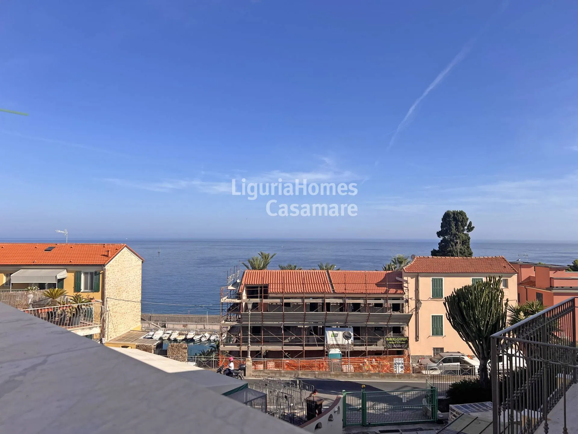 Bordighera elegant apartment for sale in an exclusive, new build development on the edge of the picturesque old town.