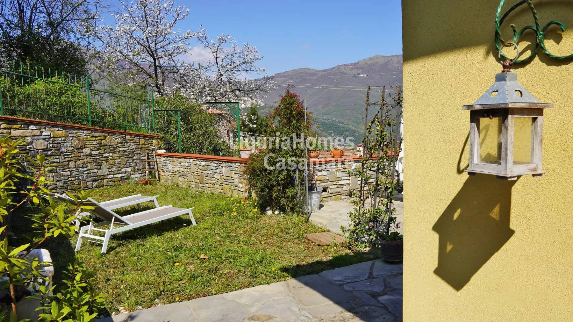 Casa de aldeia perfeitamente restaurada com jardim à venda em Borgomaro.