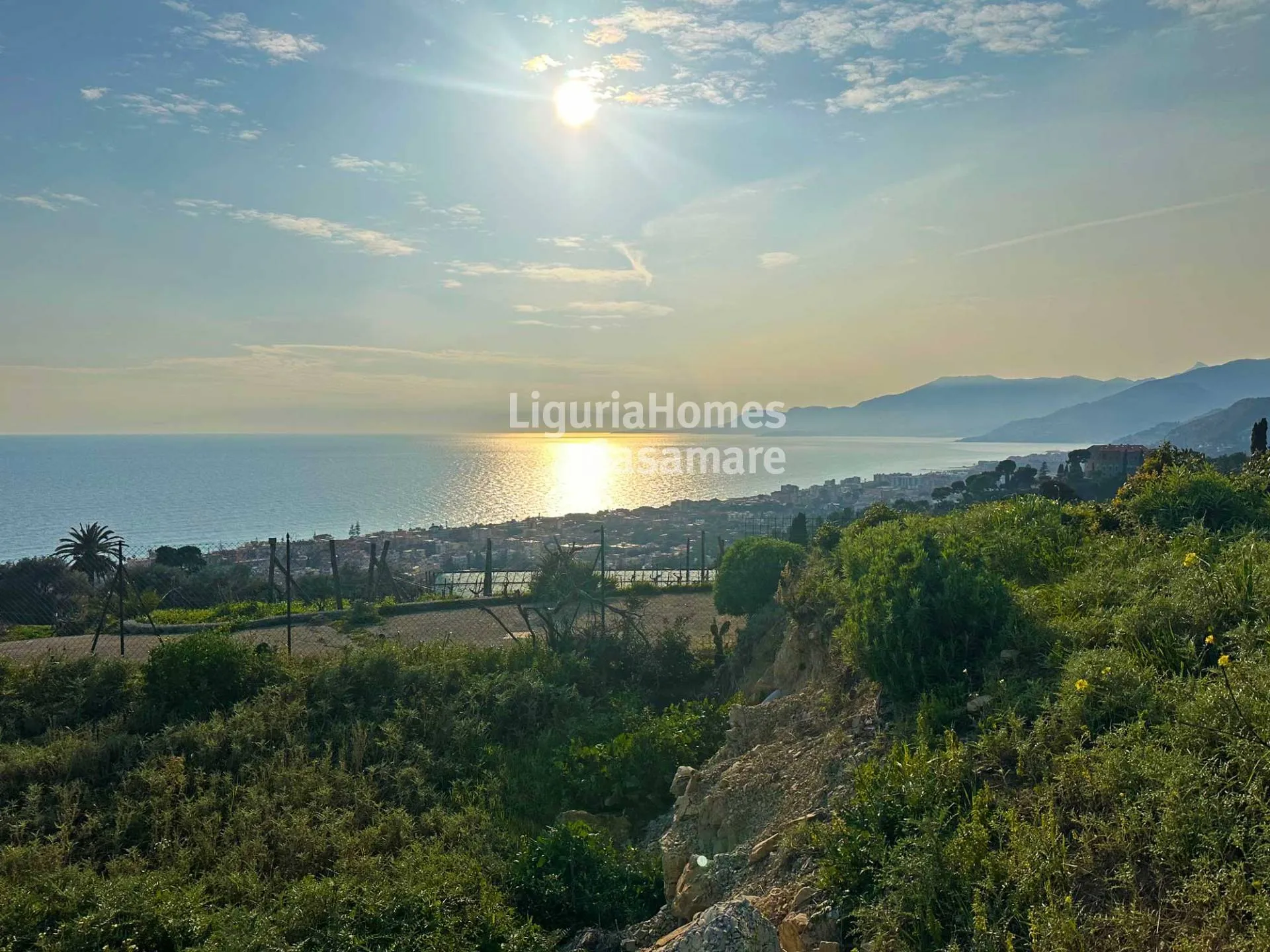 Magnificent plot of land in Bordighera with approved project to build a villa with swimming pool and exceptional sea views.