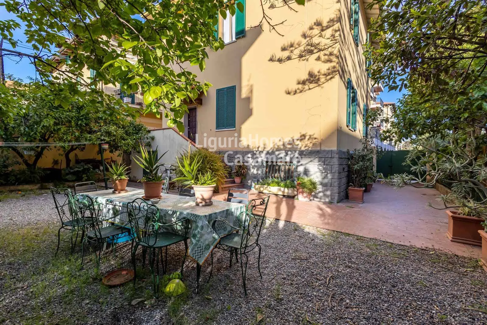 Large and rare villa for sale in the centre of Bordighera, a stone's throw from the train station and the seaside promenade.