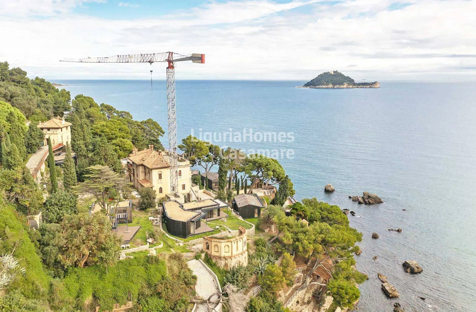 Villa Brunati: Alassio, Liguria'da satılık özel bir deniz kenarı villa.