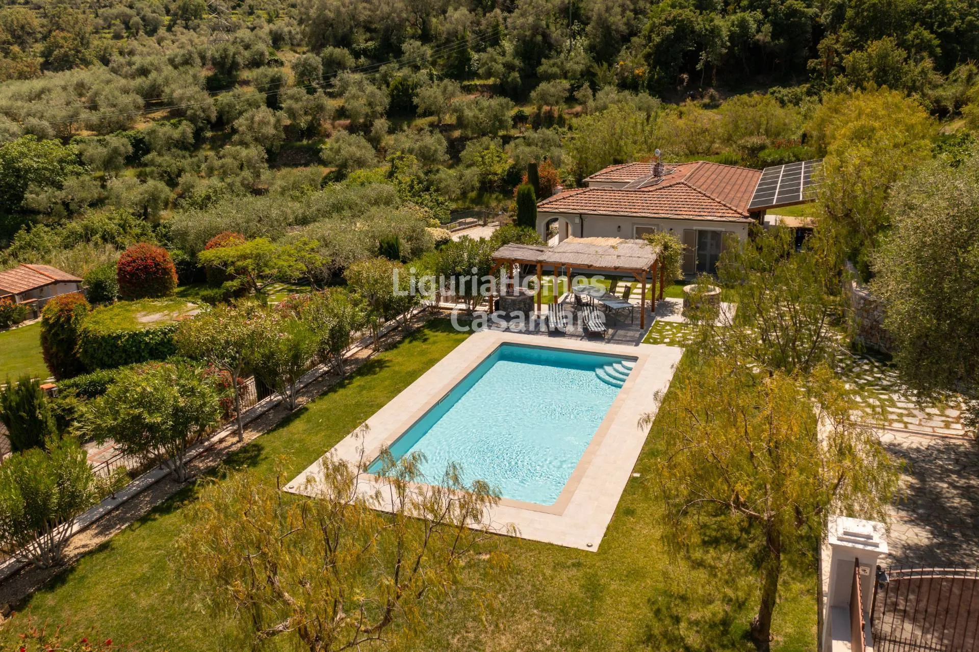 Villa de luxe avec piscine à vendre à Imperia, Riviera Italienne.