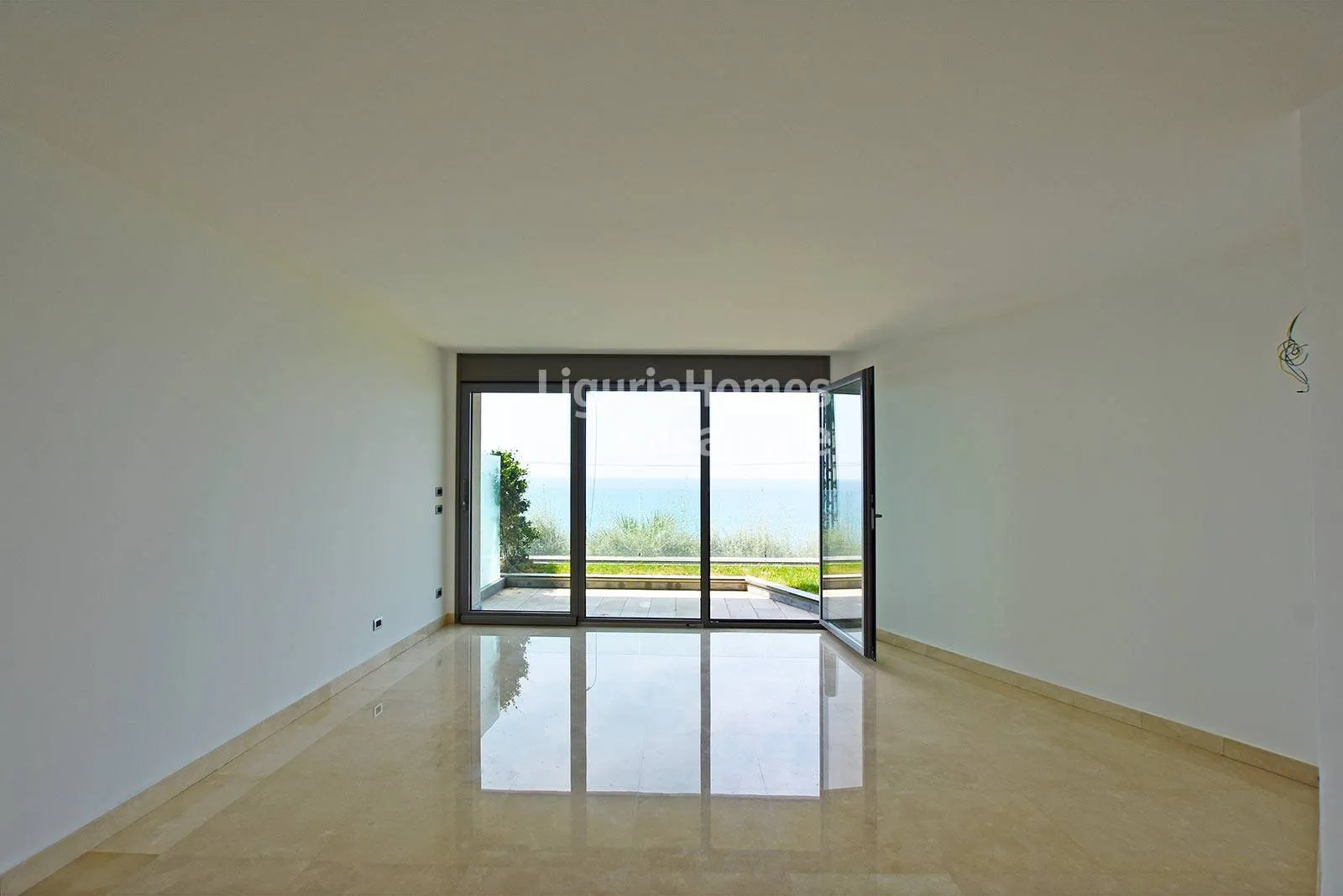San Remo, Ligurie : appartement neuf de deux chambres à vendre avec terrasse, jardin privé et vue sur mer.