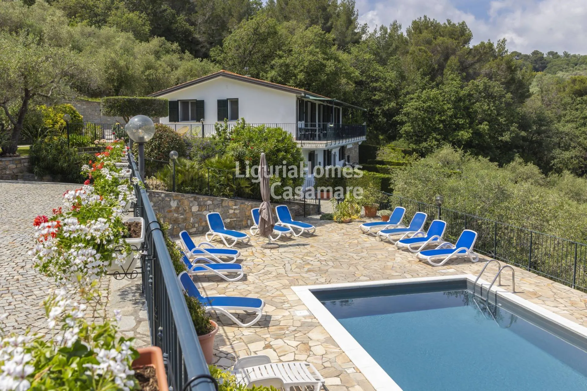 Meravigliosa villa con grande piscina e vista panoramica sul mare in vendita sulla prima collina di Imperia.