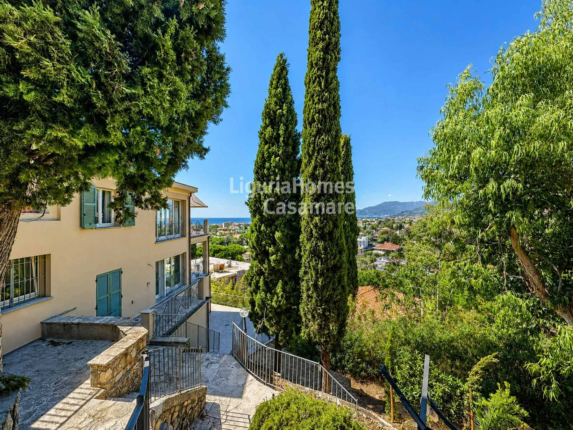 Panoramic 3 bedroom apartment for sale in Bordighera, located in a recently restored villa.