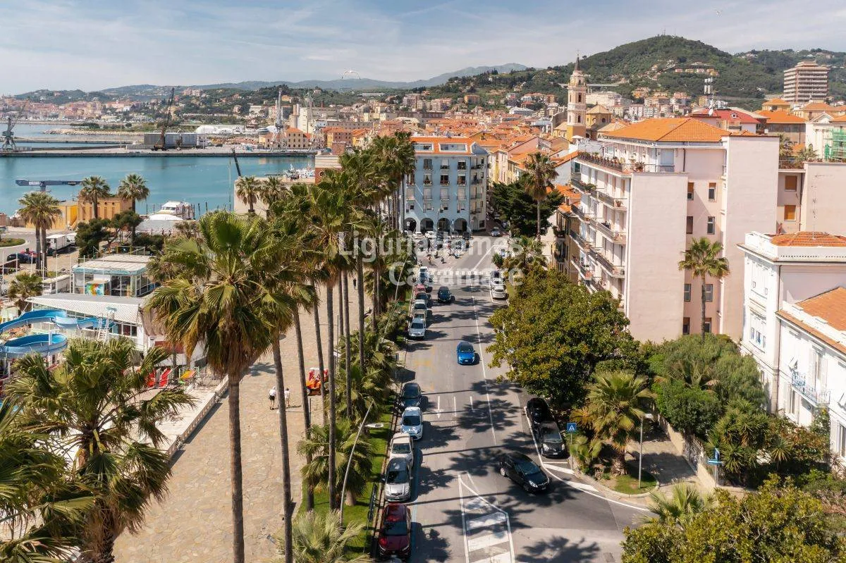 Ampio appartamento fronte mare con terrazzo e balcone in vendita a Imperia.